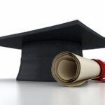 Validación de título universitario y traducción oficial — BioPeritus Birrete y título universitario enrollado que representan la validación académica y traducción oficial — BioPeritus.